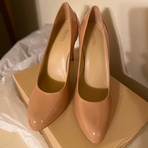 NWT Tan Patent Leather Michael Kors Pumps - Picture 6 of 7